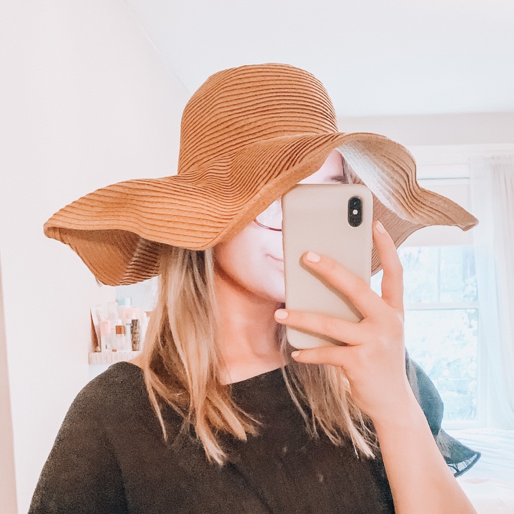 NEW Floppy tan hat